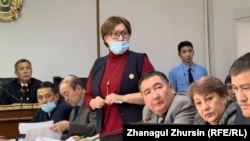 Адвокат Куляш Манько (в центре) задает вопросы потерпевшей стороне на суде по делу 18 обвиняемых в связи с Январскими событиями.  19 октября 2022 года