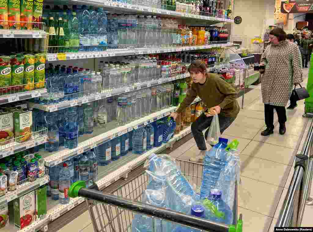 Покупательница запасается водой в киевском супермаркете после ракетного удара 31 октября. Украинские официальные лица утверждают, что сбили 44 из 50 ракет. Информация не может быть подтверждена независимыми источниками. В социальных сетях появились видеоролики, на которых видно, как в небе над столицей перехватывают несколько ракет