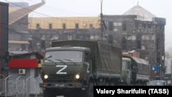 Російські військові вантажівки в окупованому Маріуполі, жовтень 2022 року