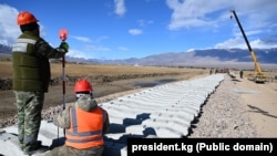 Балыкчы-Кочкор-Кара-Кече темир жолунун курулушу. Иллюстрациялык сүрөт.