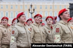 Российские военные курсантки на репетиции парада ко Дню Победы, фото от 26 апреля 2022 года