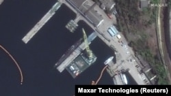 Иярченнән төшерелгән рәсемдә Кара диңгезнең Акъяр (Севастополь) портында "Кило" классына караган су асты көймәсенә "Калибр" дип фаразланучы ракетларны төяүләре күренә.