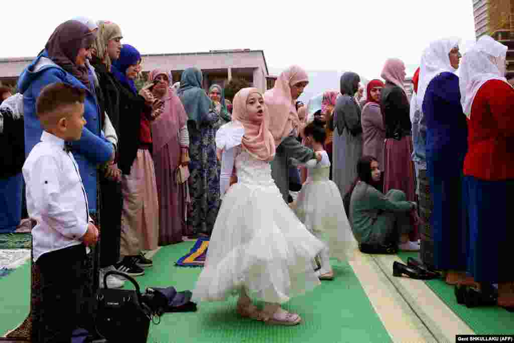 Албанцы готовятся к утренней молитве в первый день Ид аль-Фитра в Тиране, 2 мая&nbsp;