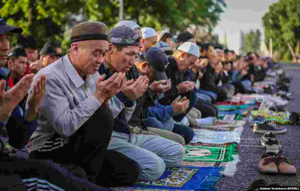 Мурдагы өкмөт үйүнүн, азыркы президенттик админстрациянын алдындагы эски аянтта 2020-жылга чейин Орозо айт жана Курман айт намаздары миңдеген кишинин катышуусунда окулуп келген. Коронавирус пандемиясынан улам 2020-жылы жапырт намазга тыюу салынып, мечиттерде санитардык талаптарды сактоо менен окула баштаган эле.