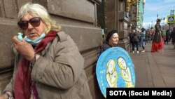 Люди виходили на одиночні пікети з плакатами з першотравневими та антивоєнними гаслами