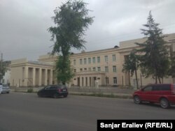 Жалал-Абад мамлекеттик университетинин башкы корпусу.