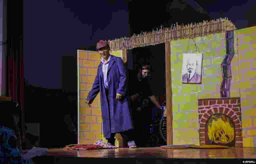 Дүйшөн агай балдарды мектеп менен тааныштырып жатат.