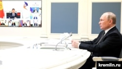 Президент России Владимир Путин в режиме видеоконференции участвует в саммите Евразийского экономического союза. 27 мая 2022 г.