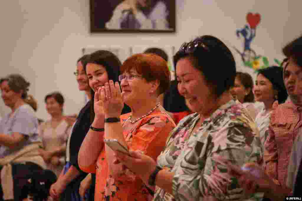 Спектакль көрүүчүлөрдү толкундантып, суктантты, тамшантты, таң калтырды.