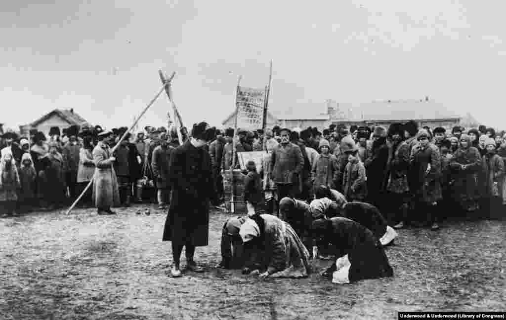 Голодные женщины становятся на колени перед сотрудником гуманитарной миссии США, 1922 год. Большевики побеждают после 5 лет яростных сражений&nbsp;