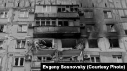 Під завалами майже кожного зруйнованого будинку у Маріуполі може бути від 50 до 100 загиблих, кажуть у міськраді