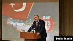 Түркиянын элчиси Ахмет Садык Доган Кыргыз-Түрк “Манас” университетинде өткөн семинарда сүйлөп жатат. 31-май, 2022-жыл.