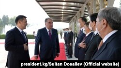 Кыргызстандын президенти Садыр Жапаров жана тажик президенти Эмомали Рахмон. 28-июнь. 2021-жыл. 
