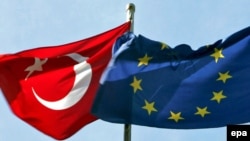 Եվրամիության եւ Թուրքիայի դրոշները Ստամբուլում, հոկտեմբեր, 2005 թվական