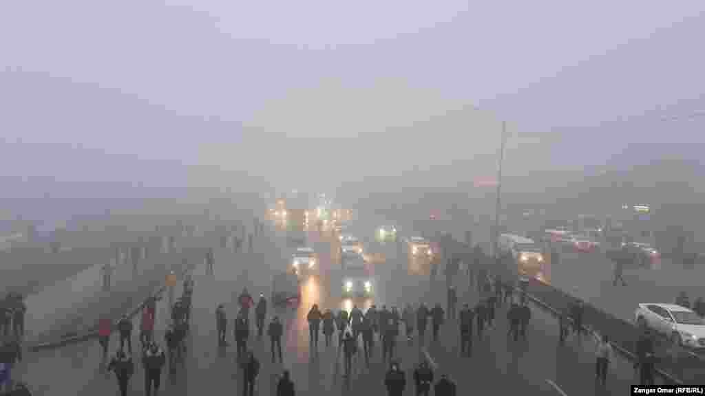 Нааразы болгон топ таң атпай акцияга чыгышты.&nbsp;Алматы, 5-январь, 2022-жыл.&nbsp;