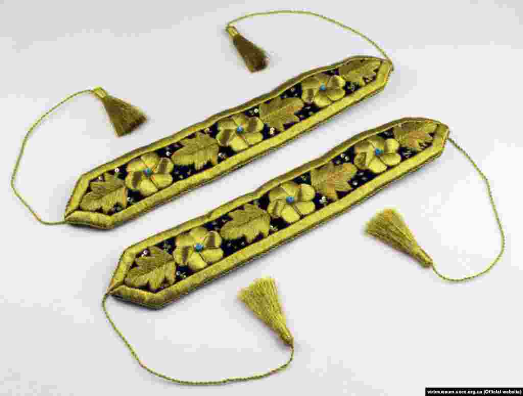 Чигүле оекбаш бәйләве. Кайбер символлар бергә дә кулланыла &mdash; мәсәлән, Гөлчәчәк (кияүдәге хатын-кыз) эчендәге лалә чәчәге (ир-ат), ир белән хатын арасындагы мәхәббәтне аңлата