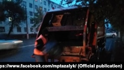 "Тазалык" ишканасынын жумушчусу иш учурунда. Иллюстрациялык сүрөт.