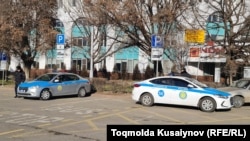 Казакстан.Алматы шаарындагы Республика аянтынын алдында турган полиция кызматкерлери.  3-январь, 2022-жыл