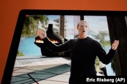 Mark Zukerbeg wirtual maslahatda söz sözleýär. 28-nji oktýabr, 2021 ý.