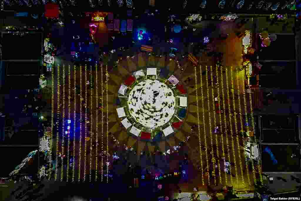 Жалал-Абад шаарынын борбордук аянтына коюлган балаты.