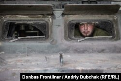 Водій антитанкового загону за кермом БРДМ у районі Волновахи, Донецька область, 24 липня 2021 року