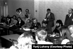 Приліт Валентина Мороза до Канади викликав жвавий інтерес канадських журналістів. Червень 1979 року. Фото Юрія Луговогу