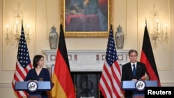 Анналеной Бербок и Энтони Блинкен на встрече в Вашингтоне, 5 января 2022 года