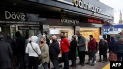 Акча алмаштыруучу жайга кезек күткөн кардарлар. Анкара. 20-декабрь, 2021-жыл.