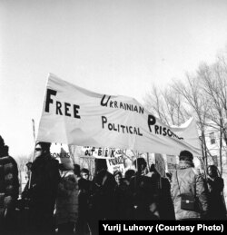 Протестувальники вимагають звільнення всіх українських політв’язнів. Акція протесту біля радянського посольства в Оттаві. Кінець 1970-х років. Фото Юрія Лугового
