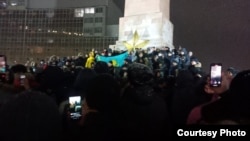 Участники митинга в Караганде в поддержку протестующих в Жанаозене.  4 января 2022 года