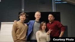 Дөөлөтбек Журтчу уулу кесиптештери менен.