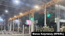 Алматы аэропортундагы полиция кызматкерлери, 5-январь, 2022-жыл. 