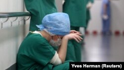 Франциядагы коронавируска чалдыккан бейтаптарды дарылаган ооруканалардын бири. 15-декабрь 2021-жыл.