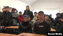 Диний китептерди мажбурлап окутуп жатканын айткан студенттер. Сүрөт видеокайрылуудан алынды. 