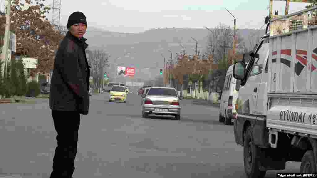 Ильяз экөөбүз маек куруп отуруп кеч да кирди. Суук бөлмөдө жалгыз төшөктө кыштан чыгуу кыйын экени айтпаса да белгилүү. Тамтыгы чыккан тамдын жалгыз сырдашына айланган каарманыбыз, бизди узатып, кайрадан акча издеп көчөгө чыкты.