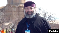 Պոլսո Հայոց 84-րդ պատրիարք Մեսրոպ արքեպիսկոպոս Մութաֆյանը Աղթամար կղզու Սուրբ Խաչ հայկական եկեղեցու մոտ, 2007թ․