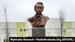 Памʼятник Тарасу Шевченку Новому Саду подарував Львів, котрий є його містом-побратимом (фото 2020 року)