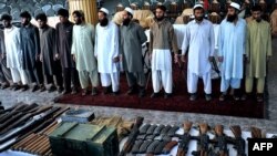 "Талибандын" колго түшкөн согушкерлери. Сүрөт 2012-жылдын 18-декабрында Ооганстандын Жалал-Абад шаарынан тартылган. 