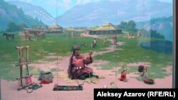 Реконструкция поселения эпохи бронзы с фигурой ткачихи на переднем плане. Алматы. 18 мая 2017 года.