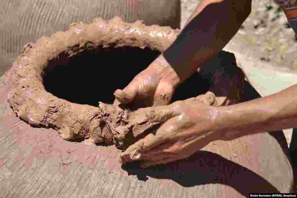 Оштон сатып алышы, жол акысы менен бир тандырга 10 миң рубль коротуп алып барышат. Орусияга алып барып 15-20 миң рублга сатышат. Көбүнчө атайын буйрутма менен өздөрү келип алып кетишет. 