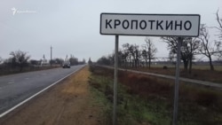 У Криму до будинку вбитої Даші Пилипенко продовжують приносити іграшки та квіти (відео)