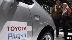 Посетители рассматривают Concept Car Toyota Prius Hybrid Plug-in на выставке Geneva International Motor Show. 5 марта 2008 года