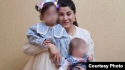 Ruhşona Hakimowa gyzlary bilen 