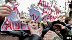 Акмәчеттә "Йортыбыз Кырымга -- тынычлык!" дип язылган плакатны хәрби киемдәге билгесез кешеләр килеп ерткан