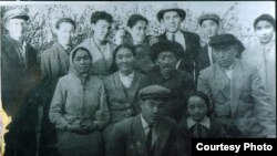 Нұрсұлтан Назарбаевтың ресми сайтындағы альбомға кірмеген көпке белгісіз бір суреті. Қырғызстандық құрбысына қонаққа барған кезінде той кезінде тартқан сурет. Нұрсұлтан Назарбаев соңғы қатарда шляпа киіп тұр. Оң жағында – досы Марат Ақматаев, сол қапталында – құрбысы Зина Чыныбаева. Орта тұста сол жақтан екінші - Тұрған Әбдікерімова. Фрунзе, 1961 ж.