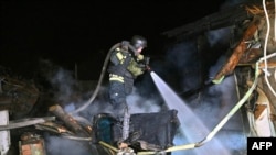 Рятувальники гасять пожежу під час одного з попередніх ударів РФ по Харкову, березень 2025 року