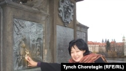 Гүлнара Арыкбаева, Италиянын Неапол шаарындагы "Манас" маданий жамаатынын (ассоциациясынын) жетекчиси, Прага шаарындагы Карл көпүрөсүндө. 2008-жылдын 16-ноябры. ТЧ. "Азаттык" үналгысы.