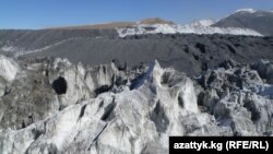 Пустая порода на леднике. Рудник Кумтор.
