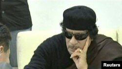 В знак признательности Муаммар Каддафи обычно дарит золотые часы с собственным изображением