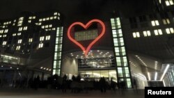 Неоновое сердце над входом в Европейский парламент в Брюсселе